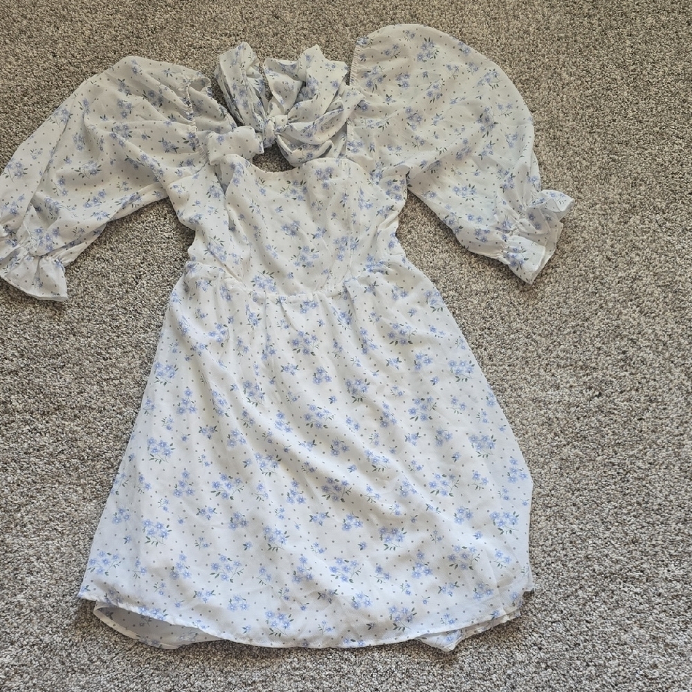 ALTERED STATE ● SIZE M ● WHITE AND MINIFLORAL TIE DRESS●